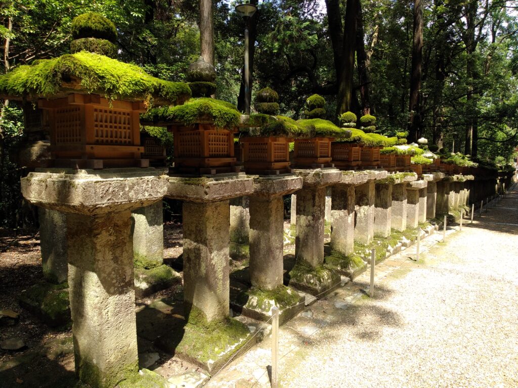 室町時代の灯籠がならぶ